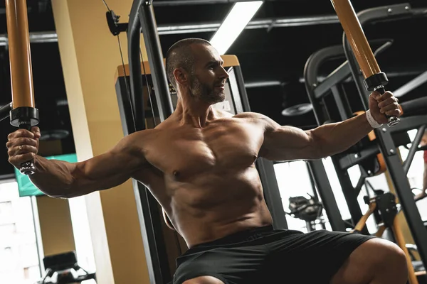 Μυώδης Bodybuilder Κάνει Pec Κατάστρωμα Άσκηση Για Ένα Στήθος Κατά — Φωτογραφία Αρχείου