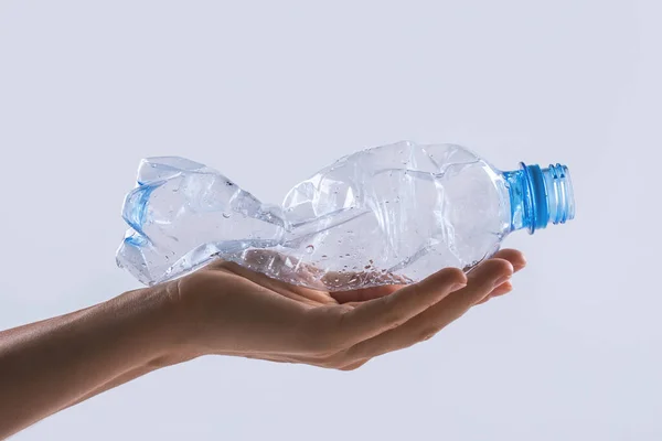 Vrouwelijke Hand Met Een Gebruikte Plastic Fles Begrip Verontreiniging Van — Stockfoto