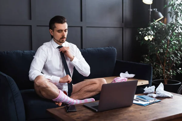 Joven Hombre Negocios Sin Pantalones Durante Entrevista Trabajo Reunión Línea — Foto de Stock