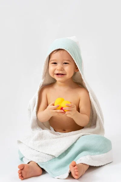 婴儿卫生和护理 洗完澡后 可爱的男婴裹在蒙面毛巾里 — 图库照片
