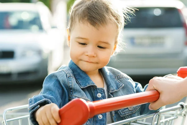 Cute Little Boy Siedzi Wózku Zakupy Supermarkecie Parking — Zdjęcie stockowe