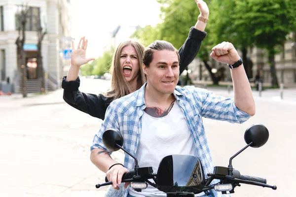 Stilvolles Junges Paar Mit Motorrad Auf Einer Stadtstraße — Stockfoto