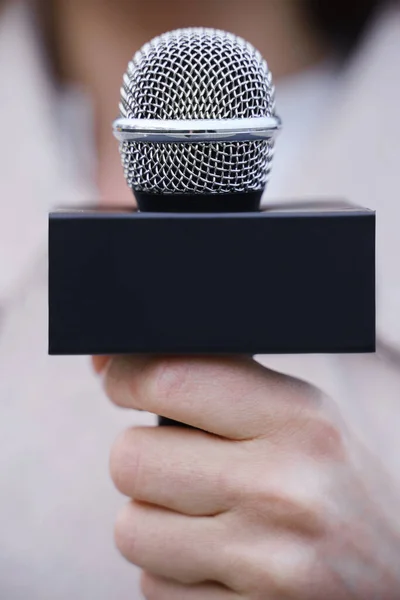 Gros Plan Des Mains Féminines Avec Microphone Journaliste — Photo