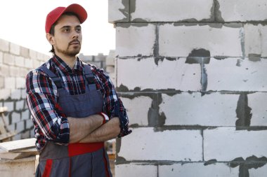 İnşaat alanında kendine güvenen profesyonel bir tuğla ustası.