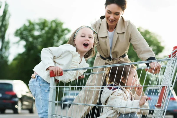 Young Happy Mother Her Cute Daughters Having Fun Shopping Cart — Stock Photo, Image