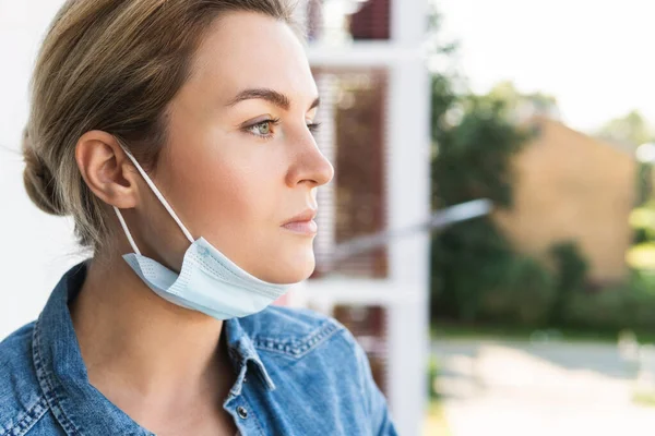 Young Woman Going Take Deep Breath Because Using Prevention Mask — Stock Photo, Image