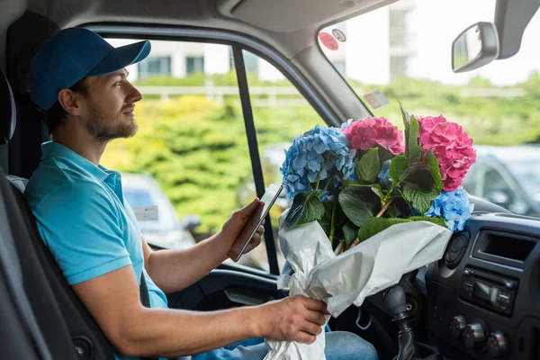 Courier White Van Flowers Delivery Waiting Client — Stock Photo, Image