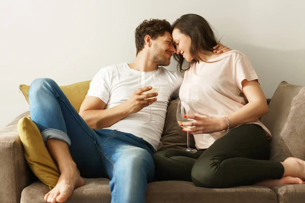 Pareja Joven Feliz Bebiendo Vino Relajándose Casa — Foto de Stock