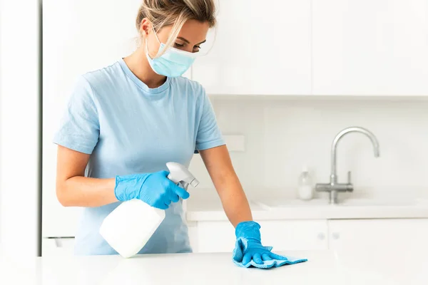 Young Woman Worker Wearing Prevention Mask Gloves Apartment Cleaning — Stock Photo, Image