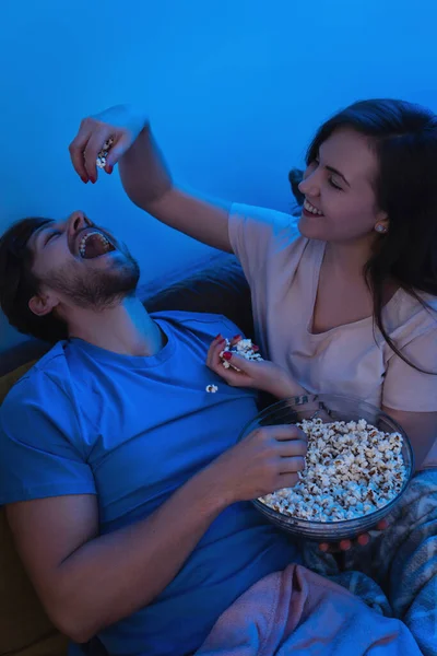 Fiatal Boldog Pár Popcornt Eszik Filmet Néz Otthon — Stock Fotó