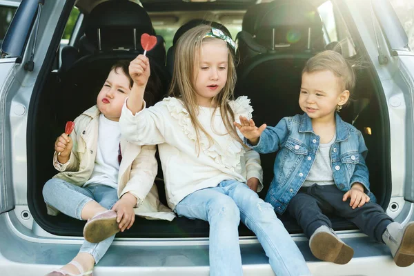 Leuke Kleine Kinderen Zitten Kofferbak Van Een Auto Voor Een — Stockfoto