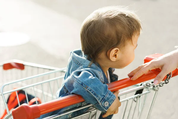 Lindo Niño Está Sentado Carrito Compras Estacionamiento Del Supermercado — Foto de Stock