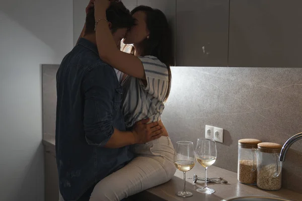 Junges Und Sinnliches Paar Trinkt Wein Und Entspannt Hause — Stockfoto