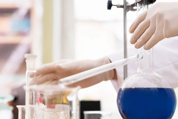 Fechar Frasco Retorta Cheio Uma Substância Azul Num Laboratório — Fotografia de Stock