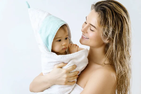 Higiene Cuidado Del Bebé Joven Feliz Madre Lindo Hijo Pequeño — Foto de Stock