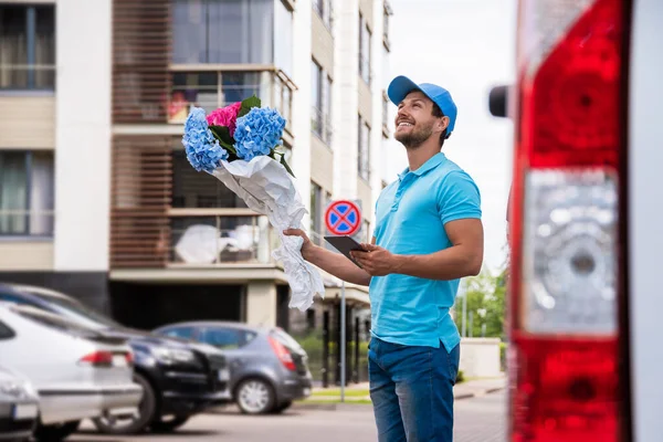 Happy Courier Tablet Flowers Delivery Waiting Client — Stock Photo, Image