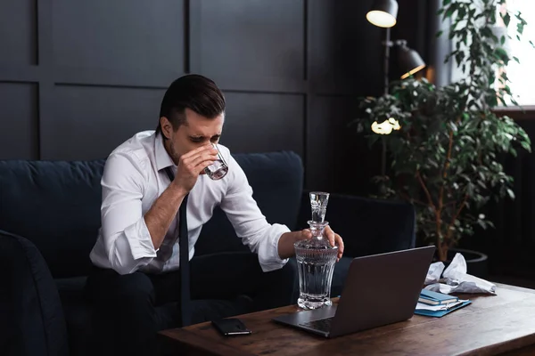 Konzepte Von Alkoholismus Oder Lebensproblemen Verärgerter Geschäftsmann Trinkt Wodka — Stockfoto