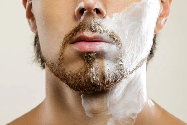 Hombre Con Crema Afeitar Aplicada Cara —  Fotos de Stock