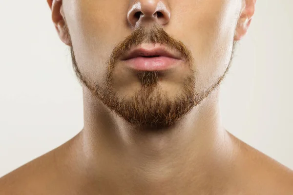 Homem Jovem Bonito Com Barba Estilo Latino — Fotografia de Stock