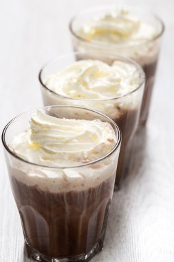 Kahve krem köpükle kokteyl