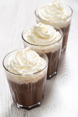 Kahve krem köpükle kokteyl