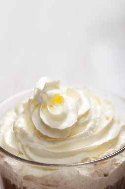 Kahve krem köpükle kokteyl