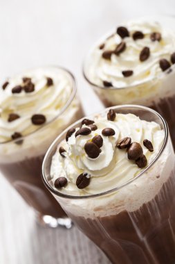 Kahve krem köpükle kokteyl