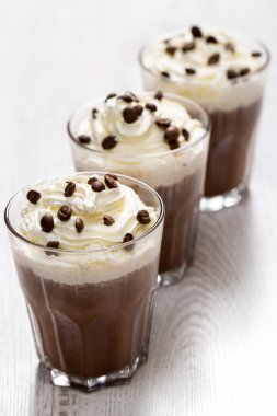 Kahve krem köpükle kokteyl