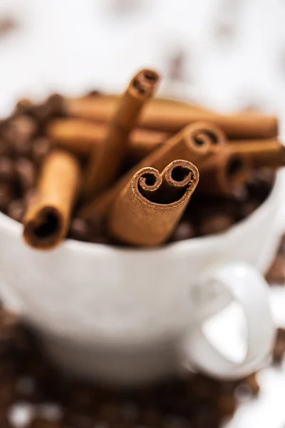 Palitos de canela e grãos de café — Fotografia de Stock