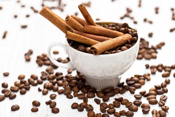Palitos de canela y granos de café — Foto de Stock