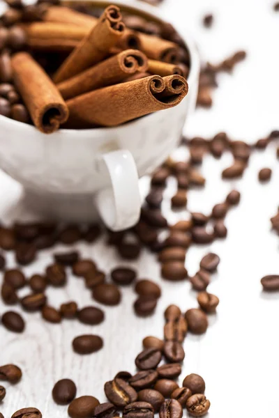 Palitos de canela e grãos de café — Fotografia de Stock