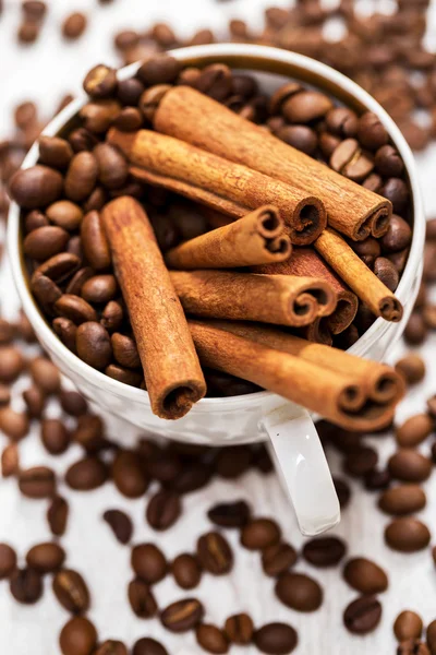 Paluszki cynamonowe i ziarna kawy — Zdjęcie stockowe