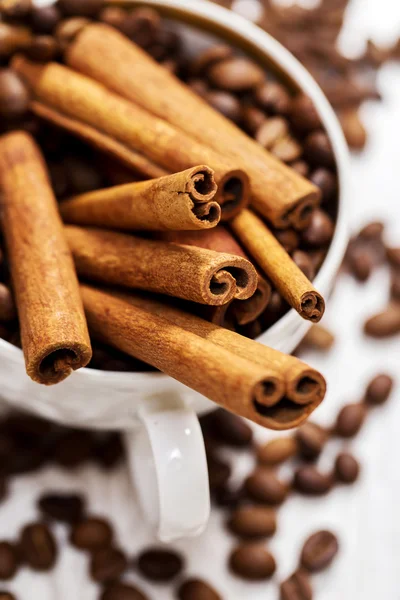 Cinnamon sticks and coffee beans — Stock Photo, Image