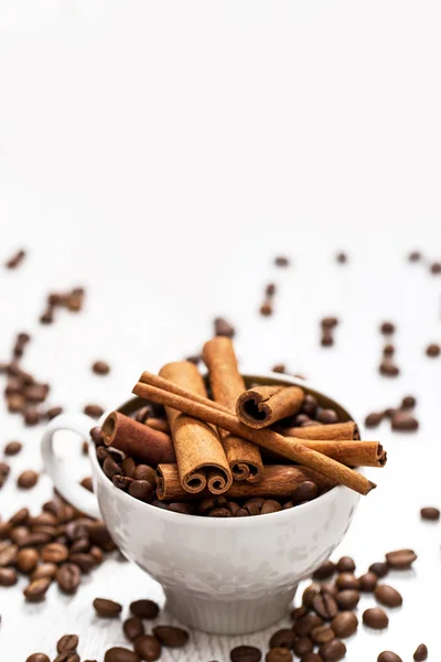 Palitos de canela e grãos de café — Fotografia de Stock