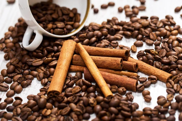 Grãos de café, pau de canela e chocolate — Fotografia de Stock