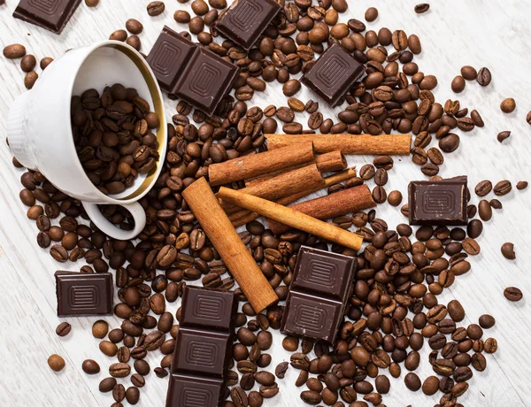 Café en grains, bâton de cannelle et chocolat — Photo