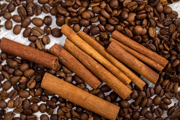 Kij cynamonowy i ziarna kawy — Zdjęcie stockowe