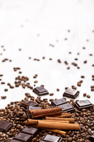 Кофейные зерна, корица и шоколад — стоковое фото