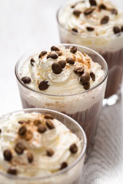 Kahve krem köpükle kokteyl