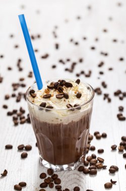 Kahve krem köpükle kokteyl