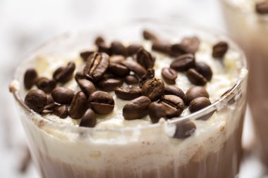 Kahve krem köpükle kokteyl
