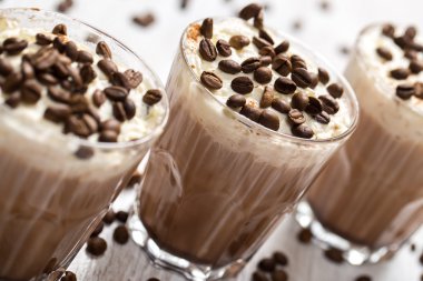 Kahve krem köpükle kokteyl