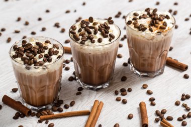 Kahve krem köpükle kokteyl