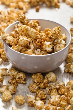 Patlamış Mısır ile kase