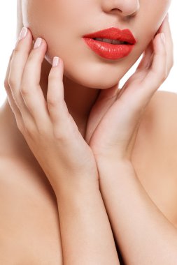 Kırmızı ruj ile kız