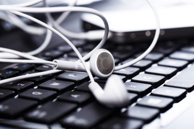 Smarthpone laptop keybaord üzerinde