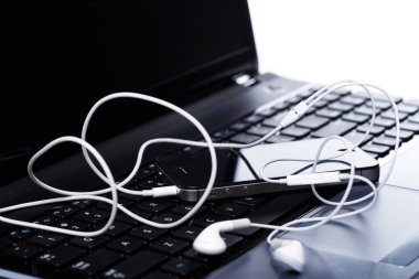 Smarthpone laptop keybaord üzerinde