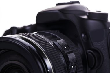 Beyaz arkaplanda DSLR Kamerası