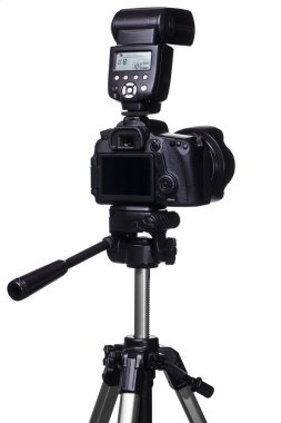  DSLR fotoğraf makinesinde harici flaş ile tripod