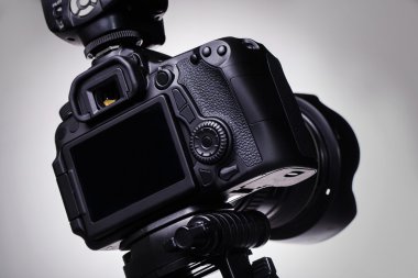 DSLR fotoğraf makinesi tripod üzerinde